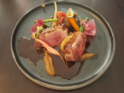 Restaurant Hito -magret de canard, artichaut, fenouil, aubergine